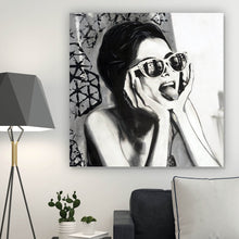 Lade das Bild in den Galerie-Viewer, Leinwandbild Frau mit Sonnenbrille und frechem Gesichtsausdruck Quadrat
