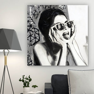 Leinwandbild Frau mit Sonnenbrille und frechem Gesichtsausdruck Quadrat