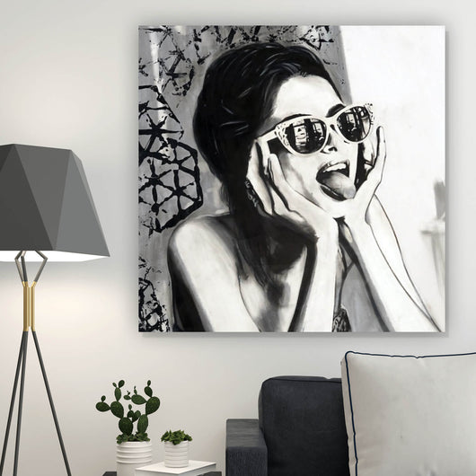 Leinwandbild Frau mit Sonnenbrille und frechem Gesichtsausdruck Quadrat