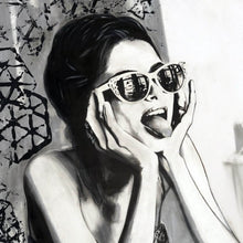 Lade das Bild in den Galerie-Viewer, Leinwandbild Frau mit Sonnenbrille und frechem Gesichtsausdruck Quadrat
