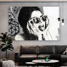 Lade das Bild in den Galerie-Viewer, Aluminiumbild gebürstet Frau mit Sonnenbrille und frechem Gesichtsausdruck Querformat
