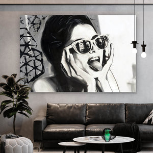 Leinwandbild Frau mit Sonnenbrille und frechem Gesichtsausdruck Querformat