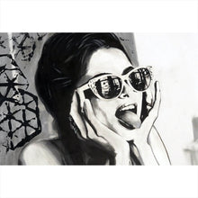 Lade das Bild in den Galerie-Viewer, Aluminiumbild Frau mit Sonnenbrille und frechem Gesichtsausdruck Querformat
