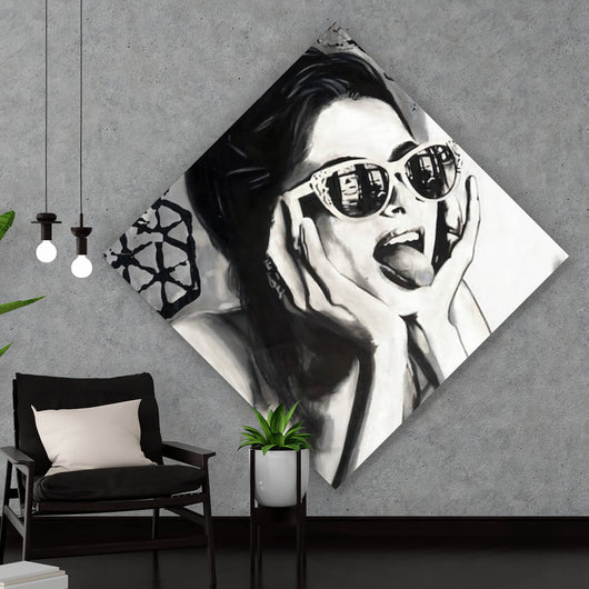 Leinwandbild Frau mit Sonnenbrille und frechem Gesichtsausdruck Raute