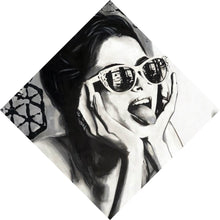 Lade das Bild in den Galerie-Viewer, Leinwandbild Frau mit Sonnenbrille und frechem Gesichtsausdruck Raute
