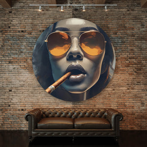 Aluminiumbild Frau mit Sonnenbrille und Zigarre Kreis