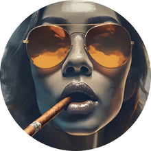 Lade das Bild in den Galerie-Viewer, Aluminiumbild gebürstet Frau mit Sonnenbrille und Zigarre Kreis
