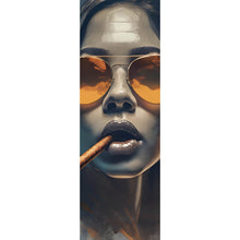Lade das Bild in den Galerie-Viewer, Aluminiumbild Frau mit Sonnenbrille und Zigarre Panorama Hoch
