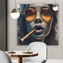 Lade das Bild in den Galerie-Viewer, Aluminiumbild gebürstet Frau mit Sonnenbrille und Zigarre Quadrat
