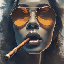 Lade das Bild in den Galerie-Viewer, Aluminiumbild gebürstet Frau mit Sonnenbrille und Zigarre Quadrat
