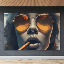 Lade das Bild in den Galerie-Viewer, Spannrahmenbild Frau mit Sonnenbrille und Zigarre Querformat
