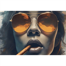 Lade das Bild in den Galerie-Viewer, Aluminiumbild Frau mit Sonnenbrille und Zigarre Querformat
