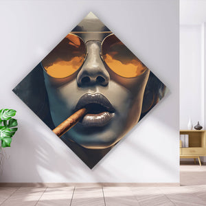 Acrylglasbild Frau mit Sonnenbrille und Zigarre Raute