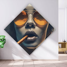 Lade das Bild in den Galerie-Viewer, Aluminiumbild gebürstet Frau mit Sonnenbrille und Zigarre Raute
