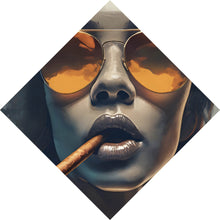 Lade das Bild in den Galerie-Viewer, Aluminiumbild gebürstet Frau mit Sonnenbrille und Zigarre Raute
