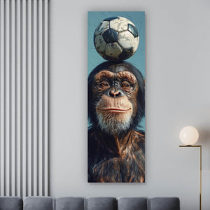 Aluminiumbild Frecher Schimpanse mit Fußball Panorama Hoch