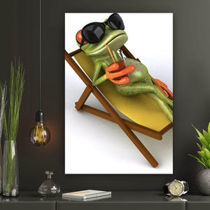 Leinwandbild Frosch entspannt auf Liegestuhl mit Getränk Hochformat