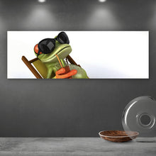 Lade das Bild in den Galerie-Viewer, Poster Frosch entspannt auf Liegestuhl mit Getränk Panorama
