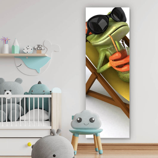 Poster Frosch entspannt auf Liegestuhl mit Getränk Panorama Hoch