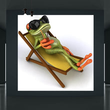 Lade das Bild in den Galerie-Viewer, Spannrahmenbild Frosch entspannt auf Liegestuhl mit Getränk Quadrat
