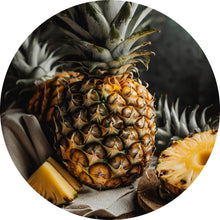 Lade das Bild in den Galerie-Viewer, Aluminiumbild gebürstet Fruchtige Ananas auf Leinentuch Kreis
