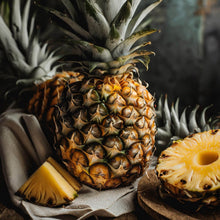 Lade das Bild in den Galerie-Viewer, Aluminiumbild gebürstet Fruchtige Ananas auf Leinentuch Quadrat
