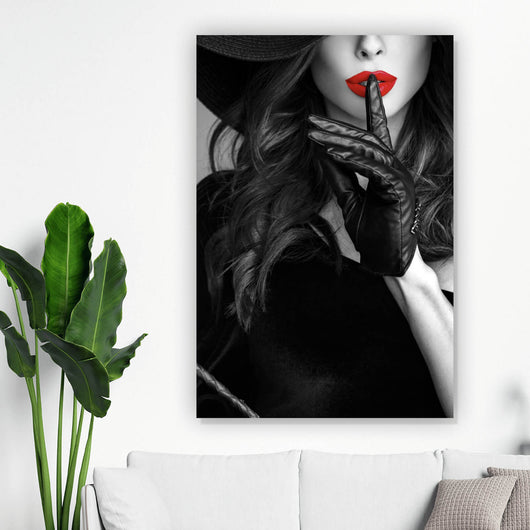 Poster Geheimnisvolle Frau mit rotem Lippenstift und Hut Hochformat