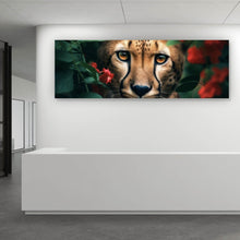 Lade das Bild in den Galerie-Viewer, Leinwandbild Gepard schaut neugierig durch rote Blumen Panorama
