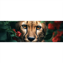 Lade das Bild in den Galerie-Viewer, Aluminiumbild gebürstet Gepard schaut neugierig durch rote Blumen Panorama
