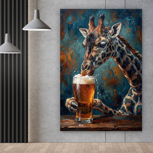 Spannrahmenbild Giraffe genießt Bier Hochformat