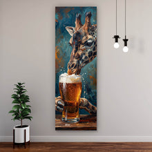 Lade das Bild in den Galerie-Viewer, Aluminiumbild Giraffe genießt Bier Panorama Hoch
