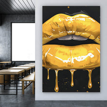 Lade das Bild in den Galerie-Viewer, Spannrahmenbild Glänzende Honig Lippen mit Bienen Hochformat

