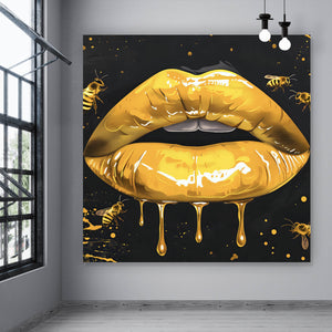 Leinwandbild Glänzende Honig Lippen mit Bienen Quadrat