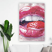 Lade das Bild in den Galerie-Viewer, Poster Glänzende Lippen mit Erdbeere Hochformat

