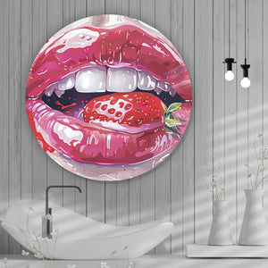 Aluminiumbild Glänzende Lippen mit Erdbeere Kreis