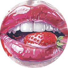 Lade das Bild in den Galerie-Viewer, Aluminiumbild Glänzende Lippen mit Erdbeere Kreis

