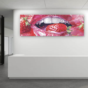 Leinwandbild Glänzende Lippen mit Erdbeere Panorama