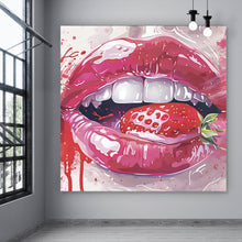 Lade das Bild in den Galerie-Viewer, Poster Glänzende Lippen mit Erdbeere Quadrat
