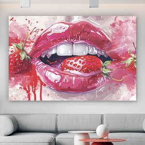 Leinwandbild Glänzende Lippen mit Erdbeere Querformat