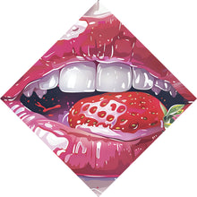 Lade das Bild in den Galerie-Viewer, Aluminiumbild gebürstet Glänzende Lippen mit Erdbeere Raute

