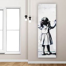 Lade das Bild in den Galerie-Viewer, Aluminiumbild Graffiti Mädchen sprüht Herzformen an die Wand Panorama Hoch
