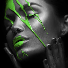Lade das Bild in den Galerie-Viewer, Leinwandbild Green Lips Quadrat
