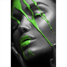Lade das Bild in den Galerie-Viewer, Leinwandbild Green Lips Hochformat
