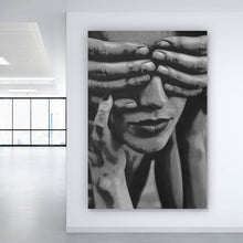 Lade das Bild in den Galerie-Viewer, Aluminiumbild gebürstet Hände verdecken Augen einer Frau Zeichestil Hochformat
