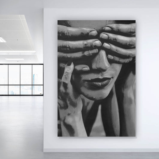 Aluminiumbild gebürstet Hände verdecken Augen einer Frau Zeichestil Hochformat