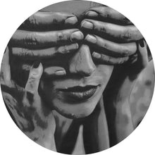 Lade das Bild in den Galerie-Viewer, Aluminiumbild gebürstet Hände verdecken Augen einer Frau Zeichestil Kreis
