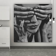 Lade das Bild in den Galerie-Viewer, Aluminiumbild Hände verdecken Augen einer Frau Zeichestil Quadrat
