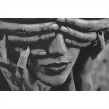 Lade das Bild in den Galerie-Viewer, Aluminiumbild gebürstet Hände verdecken Augen einer Frau Zeichestil Querformat
