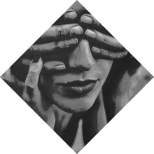 Lade das Bild in den Galerie-Viewer, Aluminiumbild Hände verdecken Augen einer Frau Zeichestil Raute
