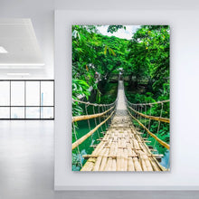 Lade das Bild in den Galerie-Viewer, Aluminiumbild gebürstet Hängebrücke im Dschungel Hochformat
